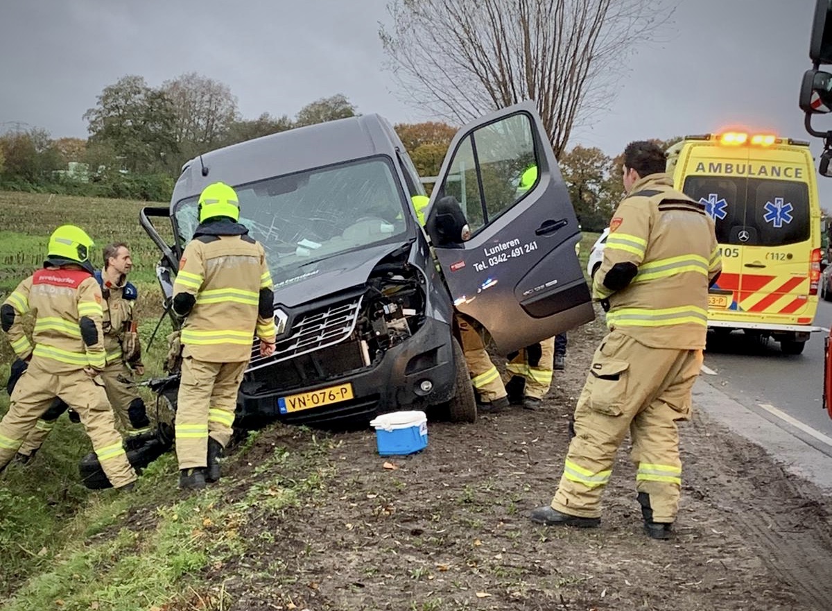 Bestelbus knalt op boom in Lunteren -. #Ambulance