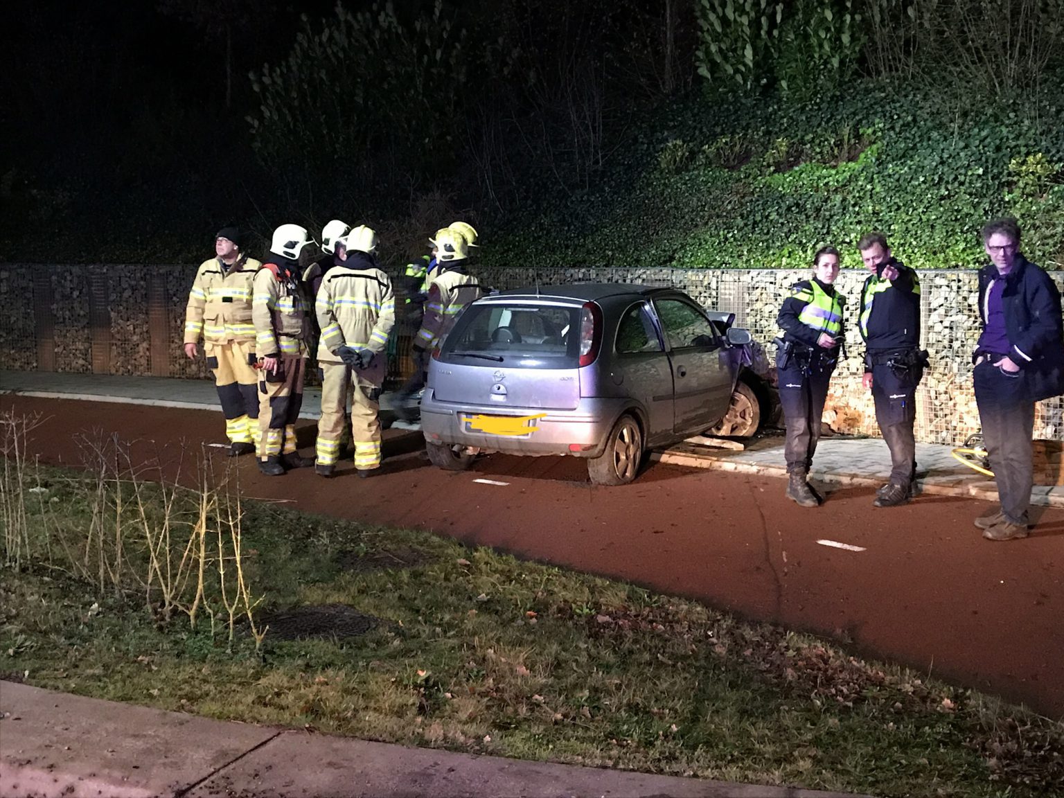 auto over de rotonde tegen muur geknald Putten