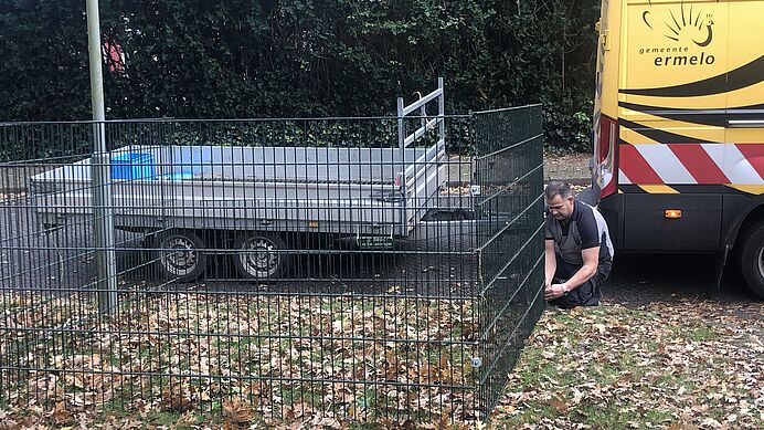 Gemeente Ermelo plaatst bladkorven voor vallend blad van gemeentelijke bomen