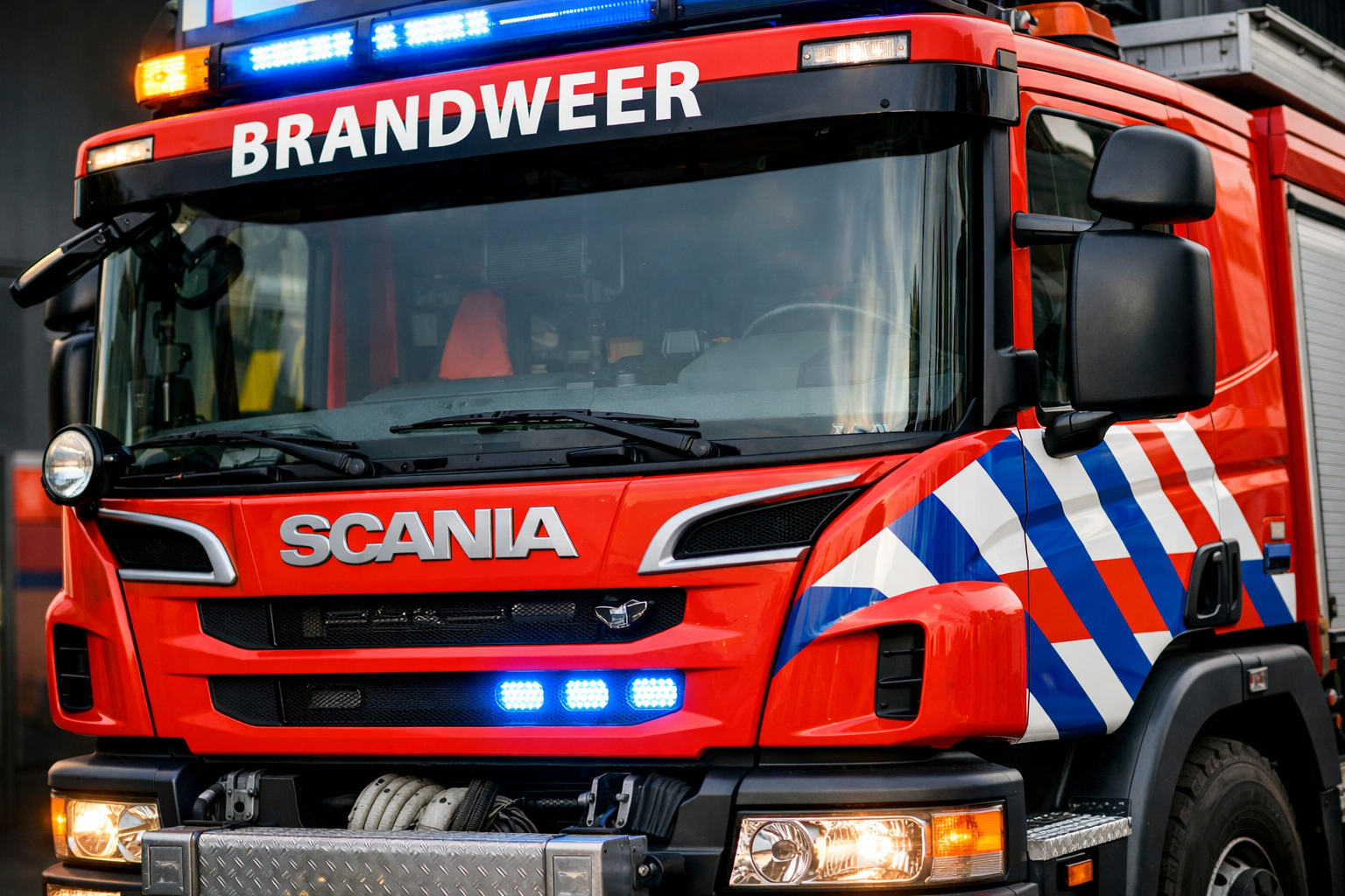 Bestelbus volledig uitgebrand op A28 bij Nijkerk, vertraging voor verkeer vanuit Harderwijk