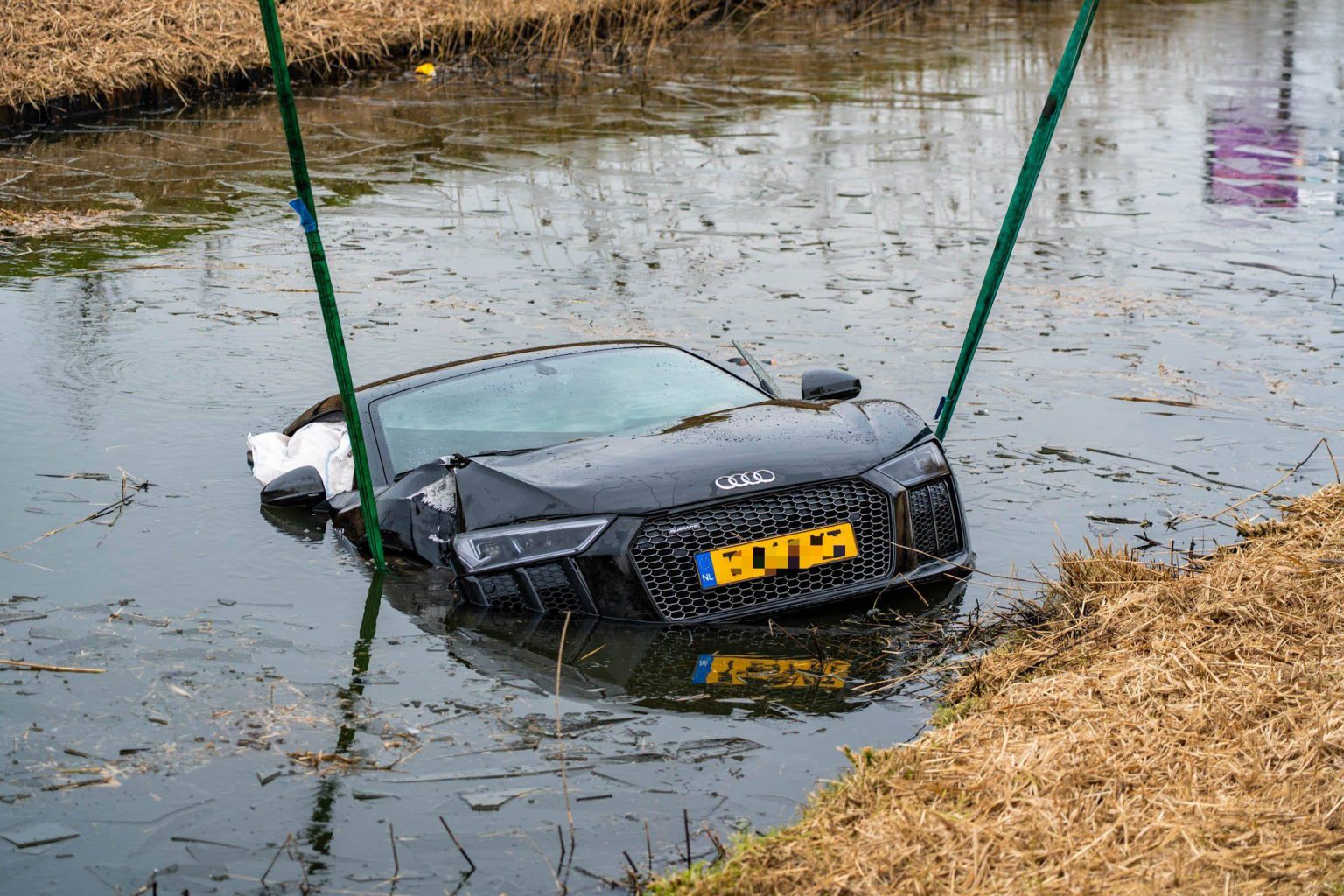 Automobilist belandt met Audi R8 in het water in Zeewolde