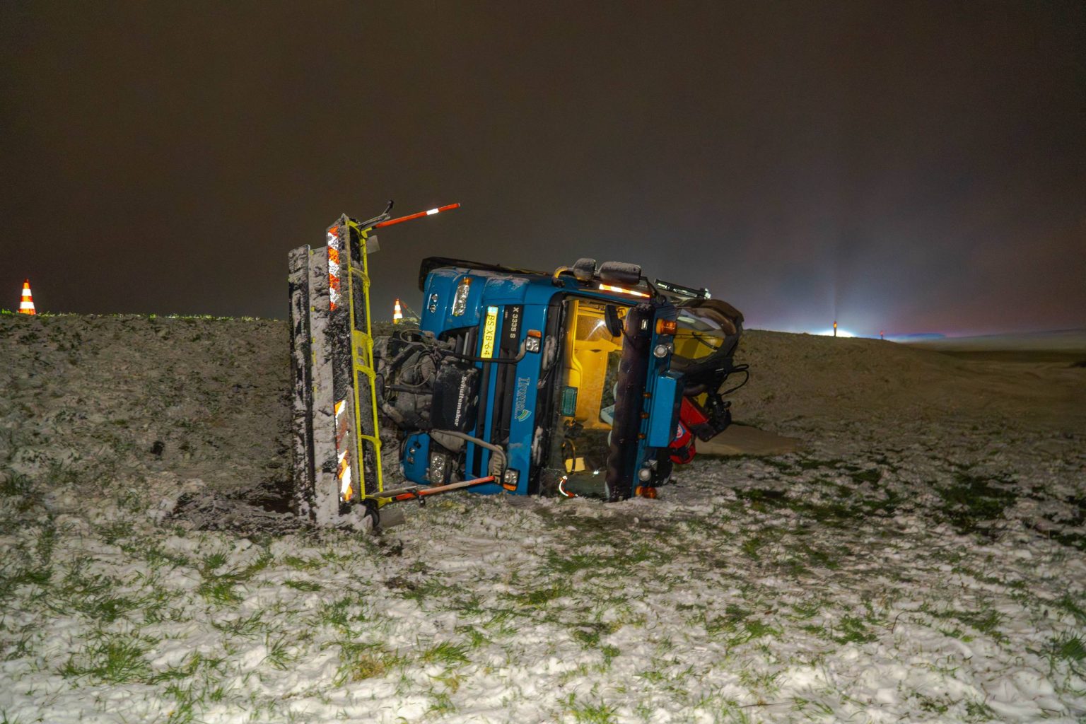 Strooiwagen raakt van de weg bij Zeewolde