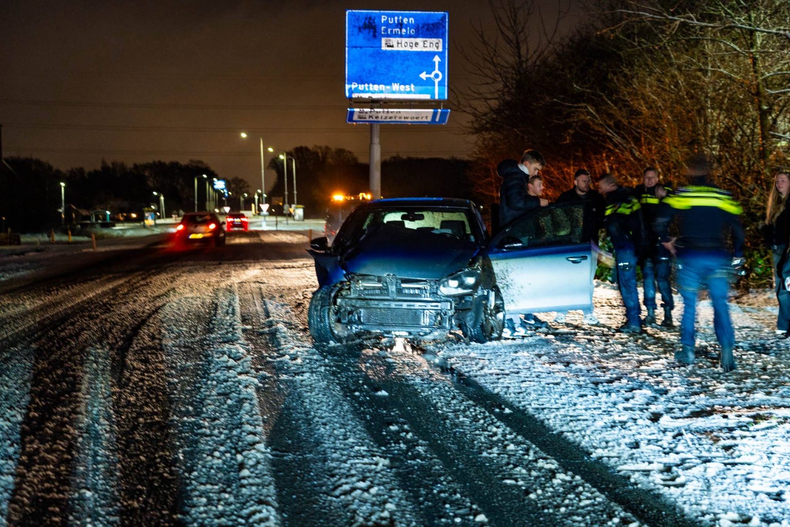 Auto in slip door gladheid op Nijkerkerstraat in Putten