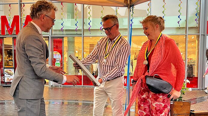 Sven en Bernadette Gravendeel onderscheiden met Zilveren Pauw in Ermelo