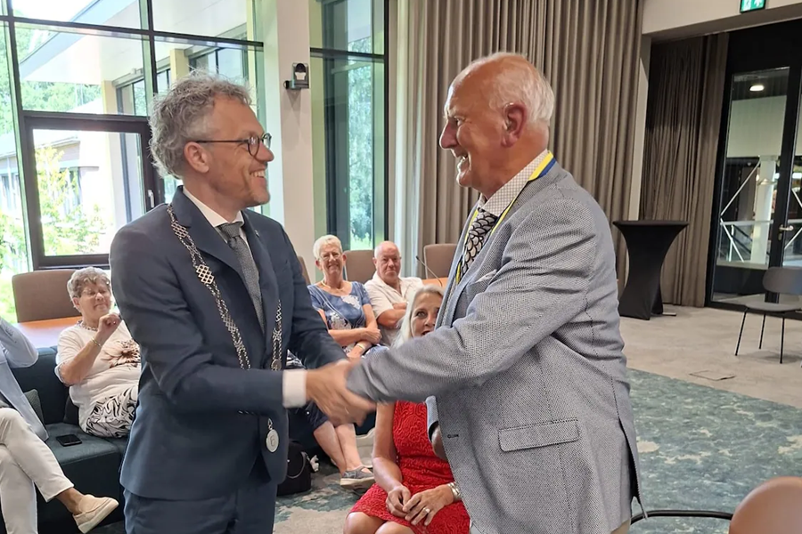 Historicus Peter Yska ontvangt Zilveren Pauw in Ermelo